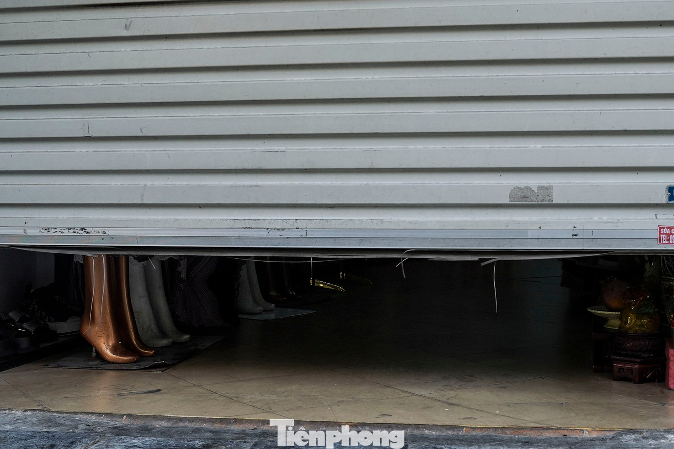 Một số cửa hàng "kinh doanh kín", chỉ mở cửa cho khách quen (Hình ảnh ghi nhận lúc 14h chiều 3/6).