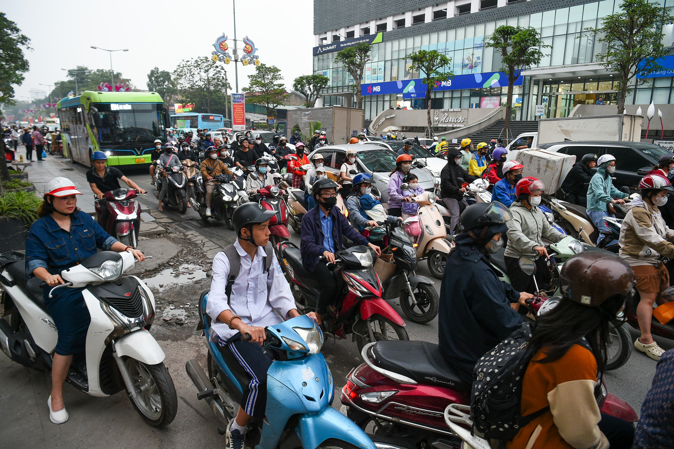 Ngày 9/4, Sở Xây dựng Hà Nội thông báo, trong quý I/2025, đơn vị đã phối hợp với Công an Thành phố xử lý được 2 trong tổng số 37 điểm ùn tắc giao thông. Tuy nhiên, đồng thời ghi nhận phát sinh thêm một tuyến đường mới xảy ra ùn tắc là đường Chu Văn An, Vạn Phúc (đường 70).