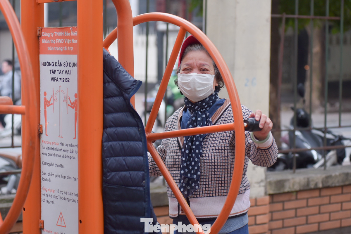 Bà Thảo Lan cởi áo phao ra để có thể dễ dàng luyện tập hơn. "Năm nay tôi đã 70 tuổi, ở cái tuổi này, sức khoẻ là quan trọng nhất. Trời lạnh thật nhưng nếu ở nhà tôi cảm thấy rất bí và buồn", bà Thảo Lan chia sẻ.