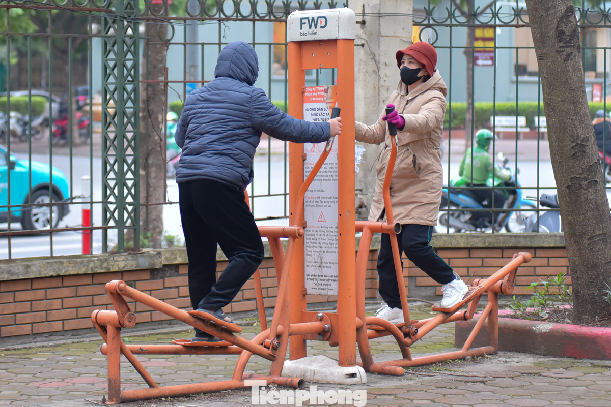 Trời lạnh, ai nấy đều trùm kín mít để rèn luyện sức khoẻ.