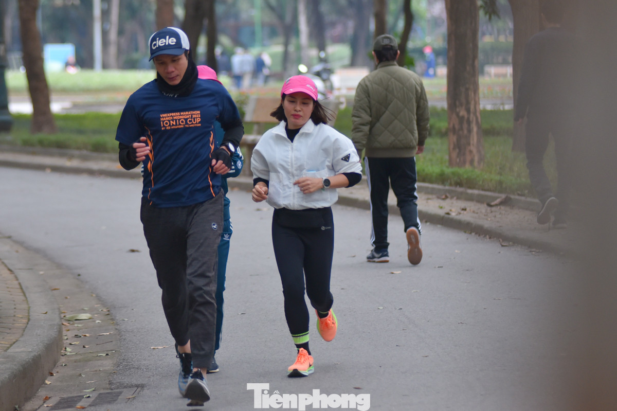 Nhiều người chọn chạy bộ để ra mồ hôi bớt lạnh hơn.