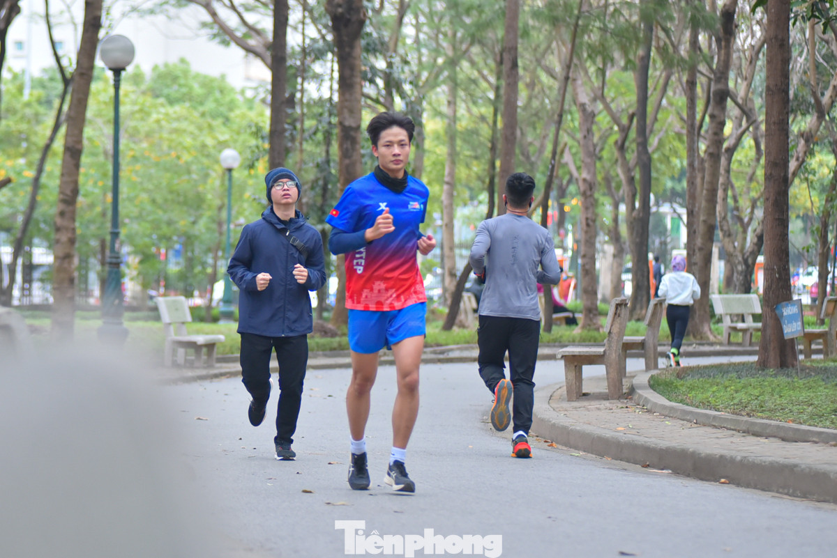 Khoảng 6 giờ 30 sáng, người đến công viên bắt đầu đông hơn.