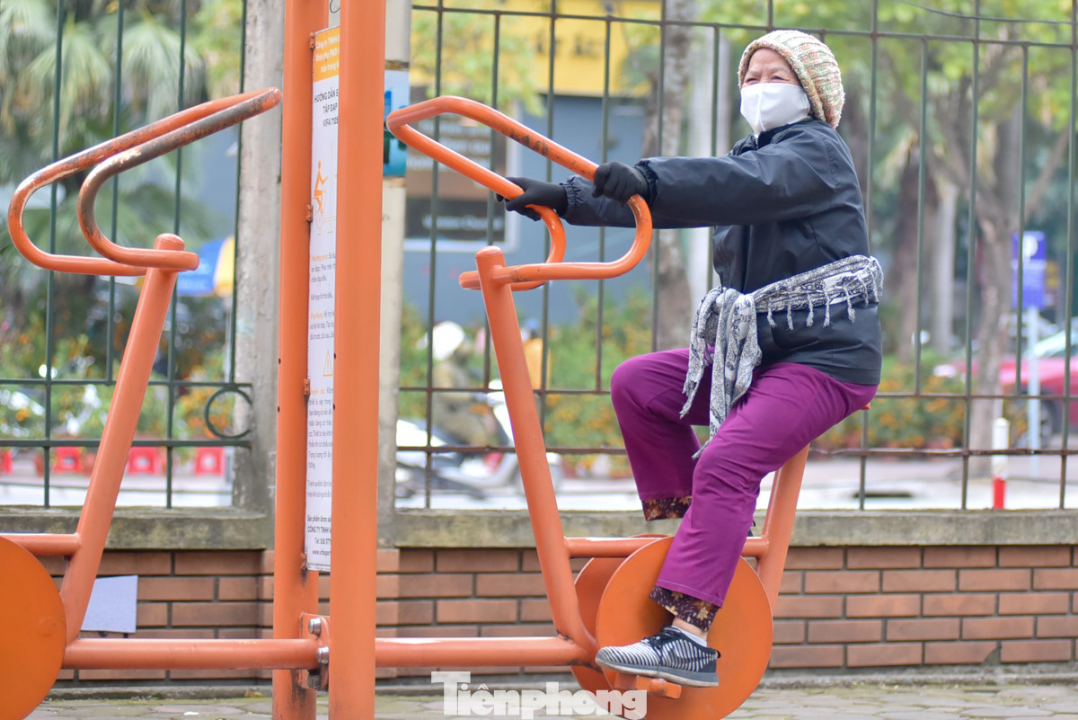 Trời lạnh, ai nấy đều trùm kín mít để rèn luyện sức khoẻ.