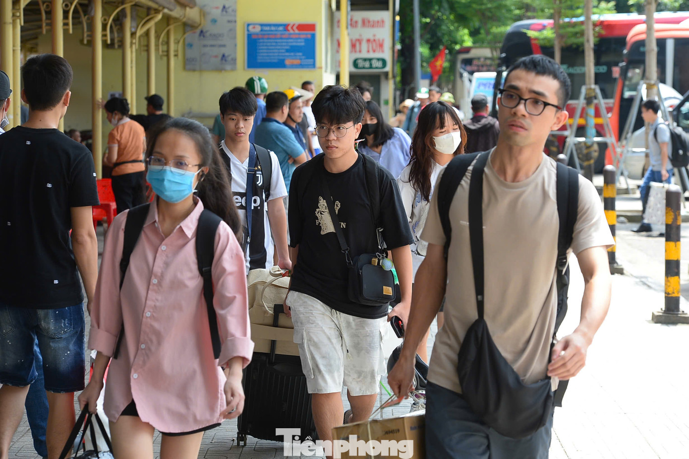 Mặc dù lượng khách tăng đột biến so với ngày thường nhưng các hoạt động tại bến xe vẫn diễn ra ổn định, không xảy ra tình trạng ùn tắc hay quá tải.