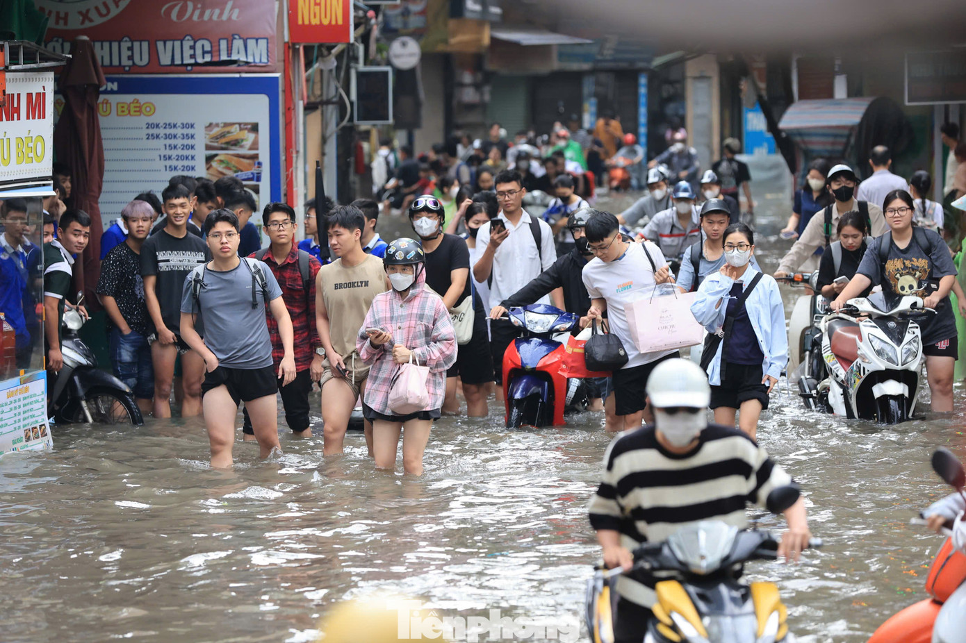Người dân xắn quần cố gắng lội qua đoạn nước ngập để đi học, đi làm. Người dân xắn quần cố gắng lội qua đoạn nước ngập để đi học, đi làm.