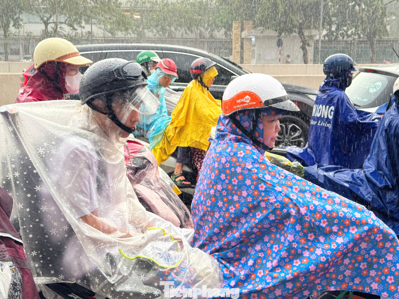 Nhiều người tỏ ra ngán ngẩm trước "combo" tắc đường kèm với mưa.