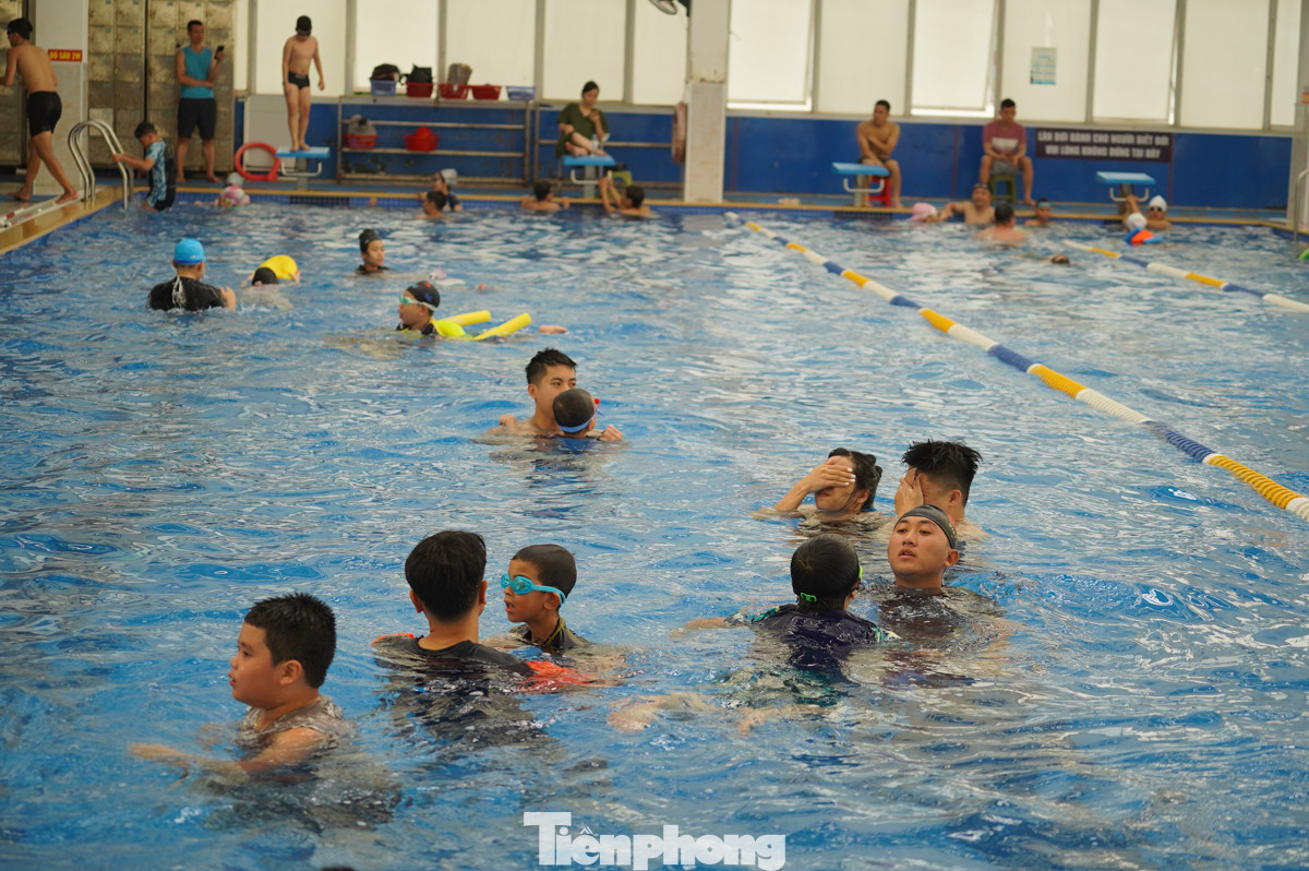 Đa số tại bể bơi là trẻ em được các phụ huynh đưa đến để học bơi và tắm giải nhiệt.