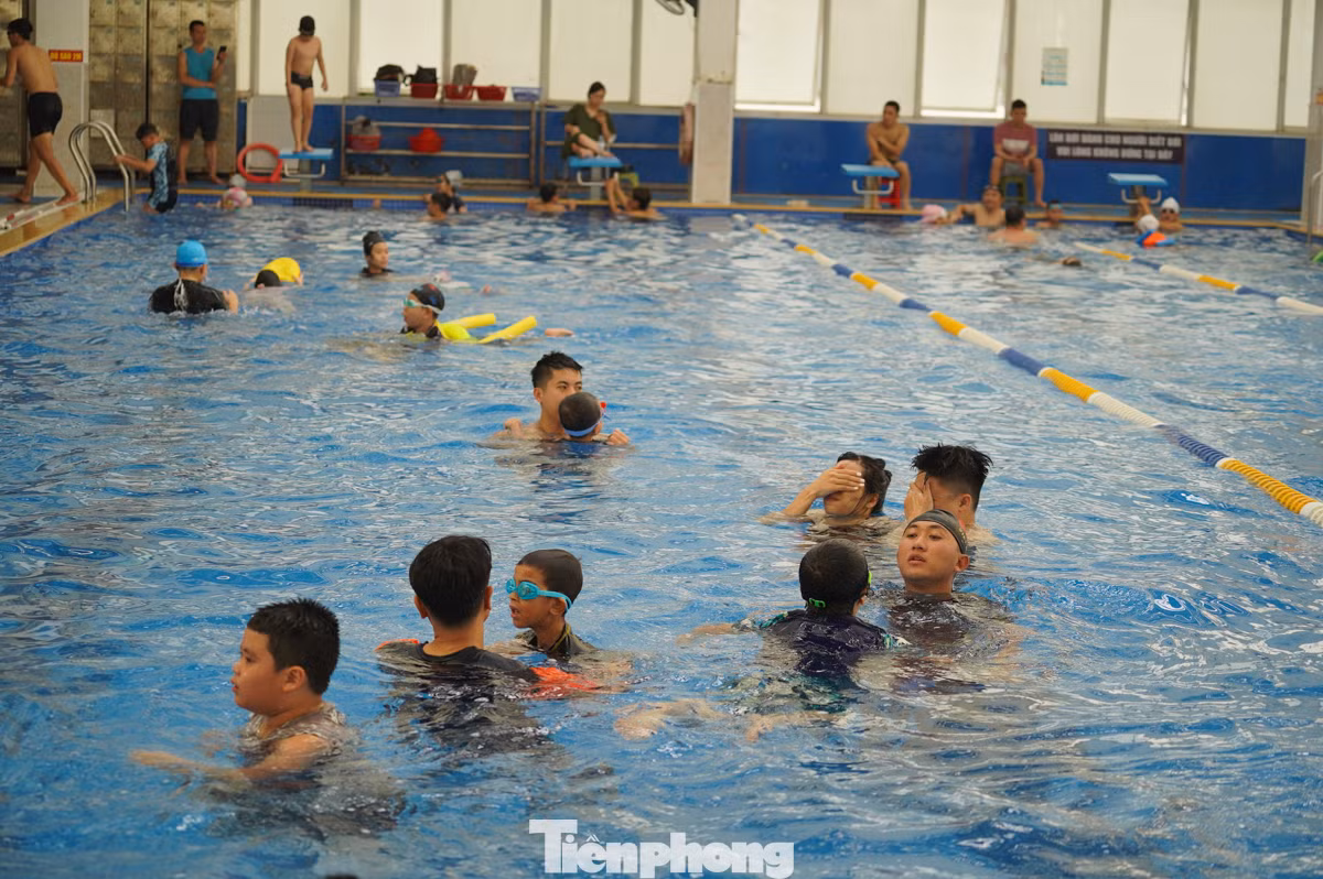 Đa số tại bể bơi là trẻ em được các phụ huynh đưa đến để học bơi và tắm giải nhiệt.