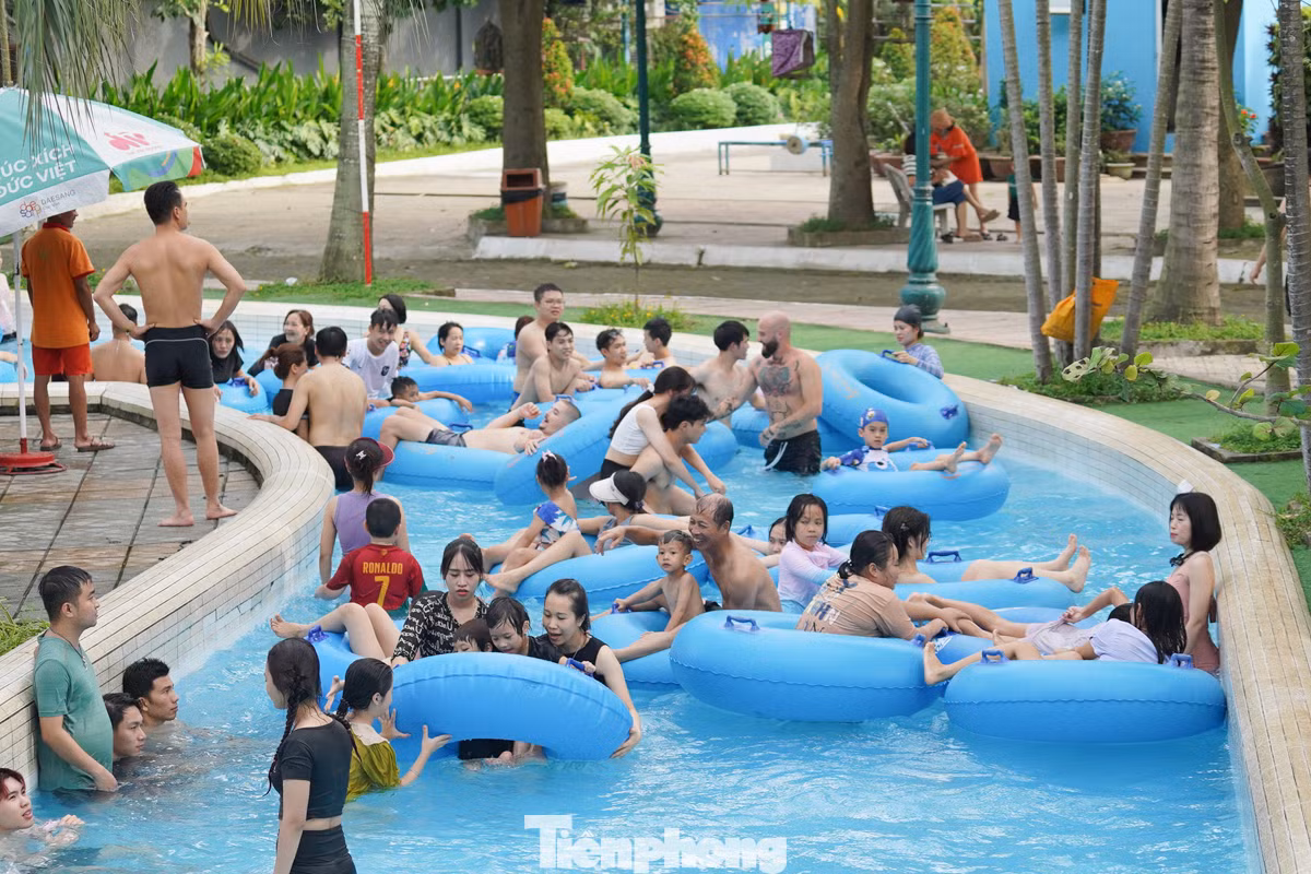 Càng về chiều tối, số lượng người tới đây mỗi lúc một nhiều đặc biệt sau 17h khi giá vé giảm chỉ còn một nửa.