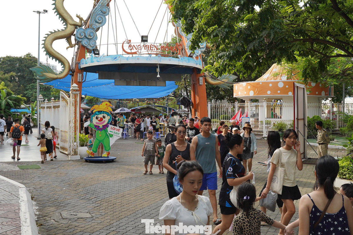 Hôm nay (7/7), Bắc và Trung Bộ trời nắng, có nơi nắng nóng, nhiệt độ cao nhất phổ biến 33 - 36 độ C. Tại Hà Nội, thời tiết cuối tuần oi bức, nhiều người dân đổ về công viên nước Hồ Tây để "giải nhiệt".