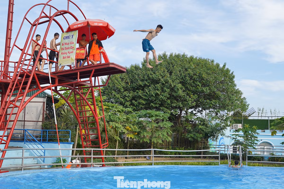 Khu trò chơi nhảy cầu thu hút đông các nam thanh niên, tại đây luôn có hướng dẫn viên để đảm bảo an toàn cho khách.
