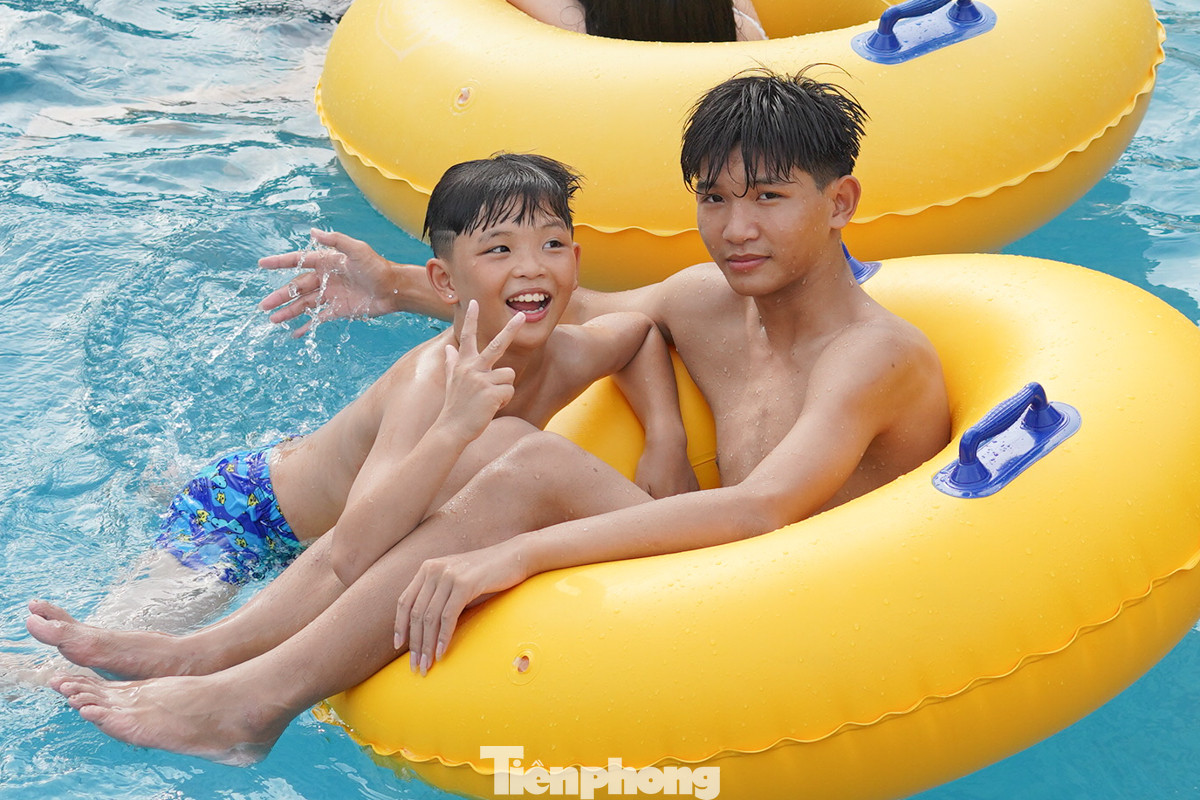Công viên nước là địa điểm được nhiều người dân yêu thích tìm tới khi nhiệt độ ở ngưỡng cao.