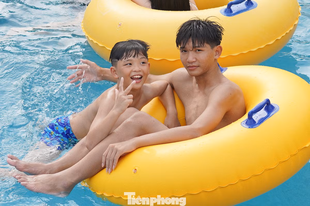 Công viên nước là địa điểm được nhiều người dân yêu thích tìm tới khi nhiệt độ ở ngưỡng cao.