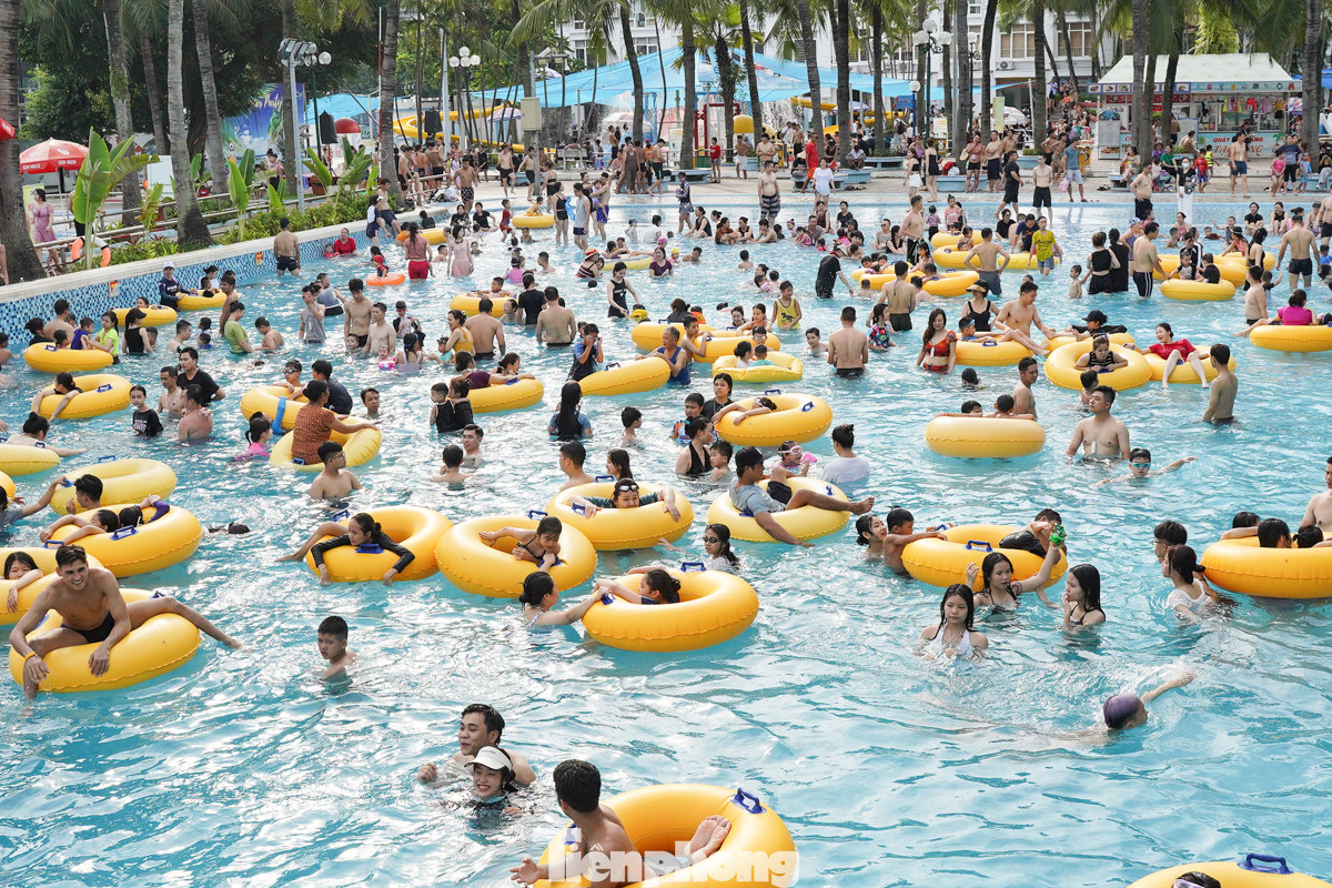Ghi nhận của Tiền Phong trong chiều 7/7, khu vực bể tạo sóng luôn chật kín người bơi.
