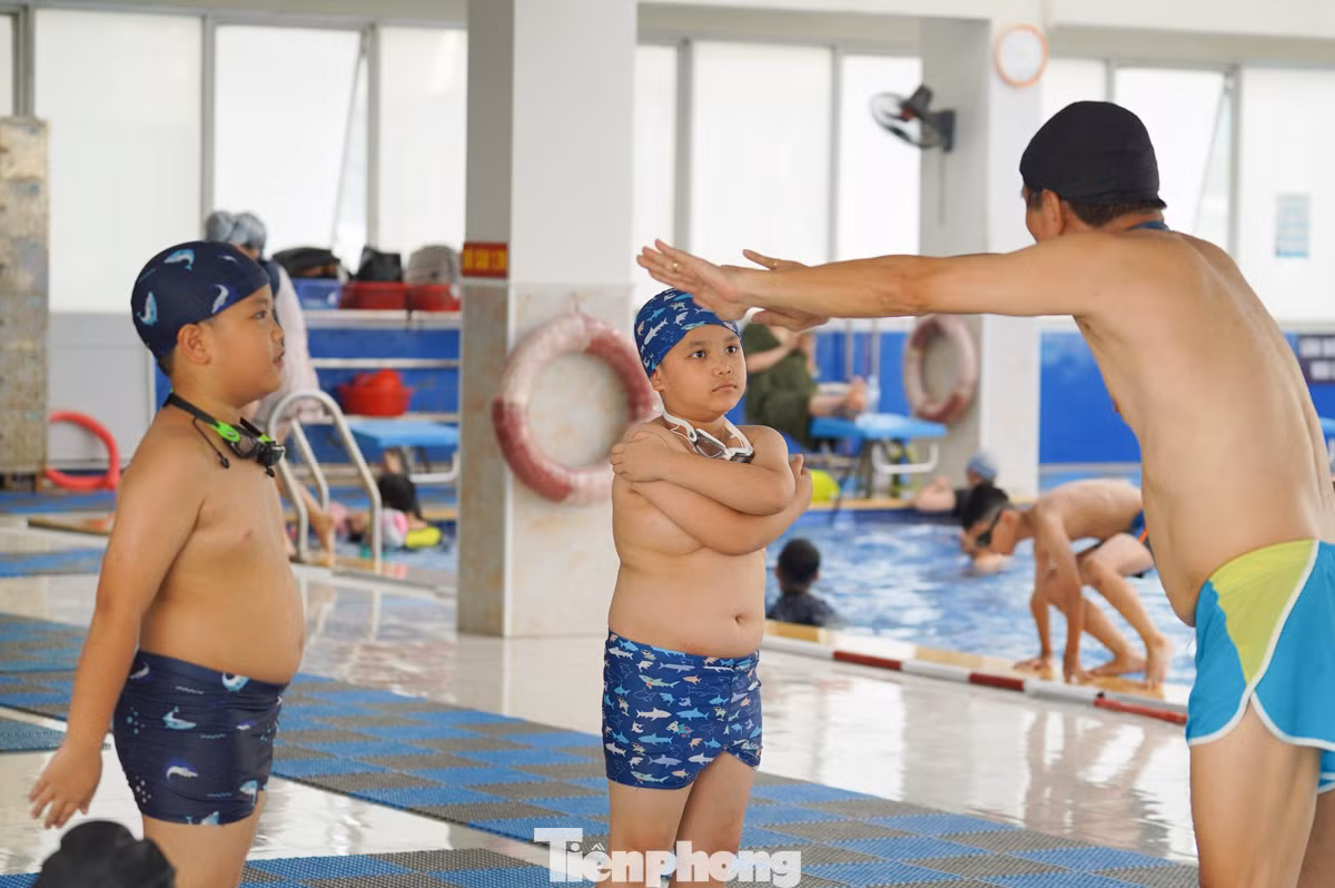 Trước khi xuống bơi, trẻ nhỏ được HLV cho khởi động và làm quen với các động tác bơi cơ bản, đảm bảo an toàn trong suốt quá trình vui chơi.