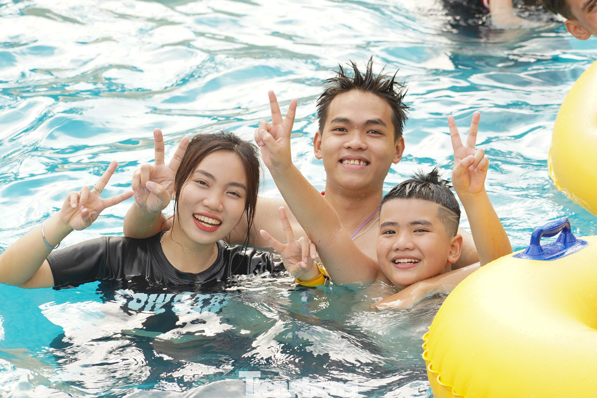 Người dân đến đây chủ yếu đi theo nhóm từ 3-5 người theo gia đình, hoặc đi theo nhóm bạn bè. "Mùa hè nóng, tôi và vợ đưa con đến công viên nước để nghỉ ngơi sau 1 tuần làm việc căng thẳng", anh Hiếu chia sẻ.