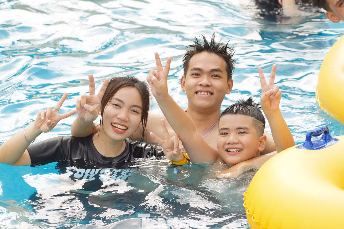 Người dân đến đây chủ yếu đi theo nhóm từ 3-5 người theo gia đình, hoặc đi theo nhóm bạn bè. "Mùa hè nóng, tôi và vợ đưa con đến công viên nước để nghỉ ngơi sau 1 tuần làm việc căng thẳng", anh Hiếu chia sẻ.