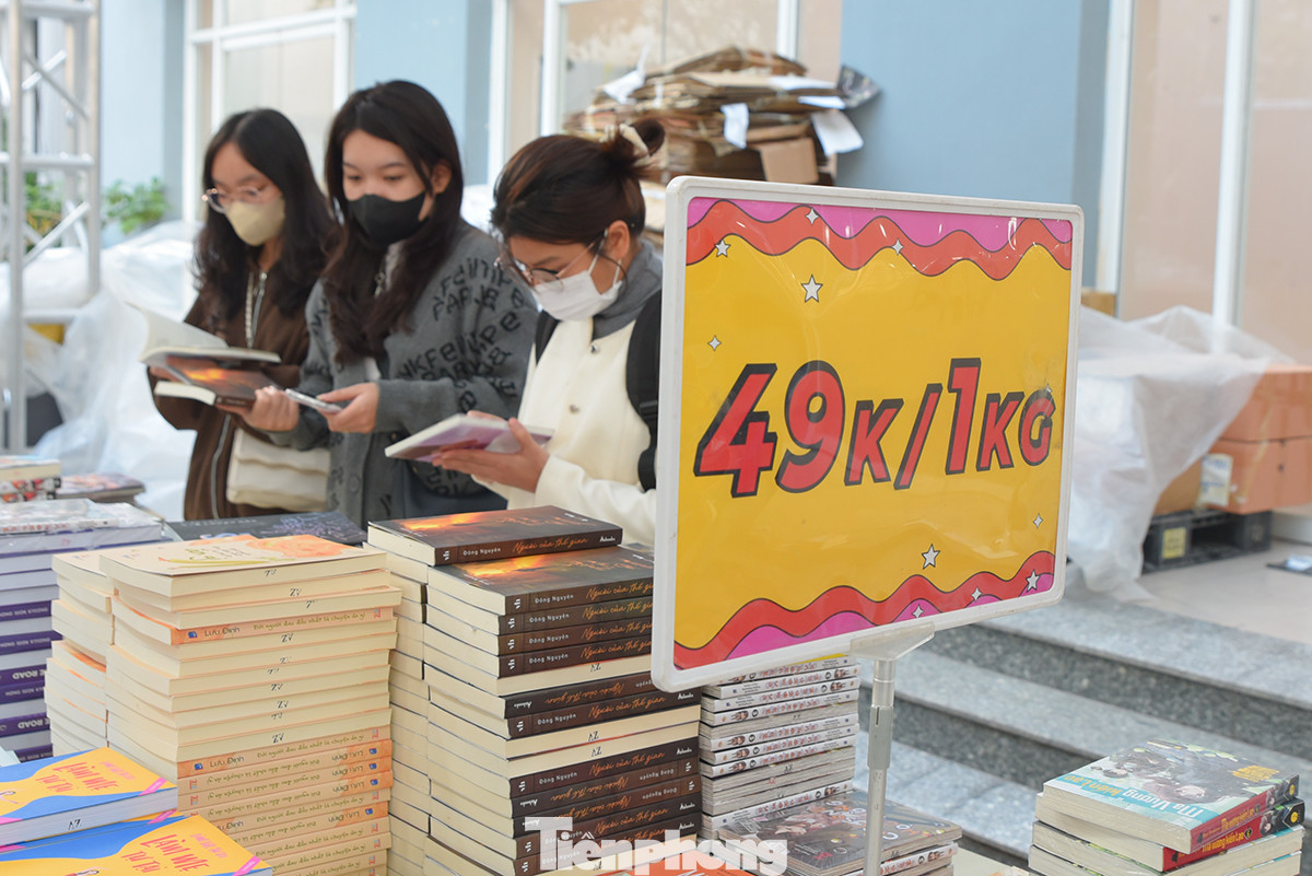 Thực tế cho thấy, "bán sách theo cân" vẫn mang đến sự tò mò, kích thích sự mua hàng của mọi người vì giá rẻ.