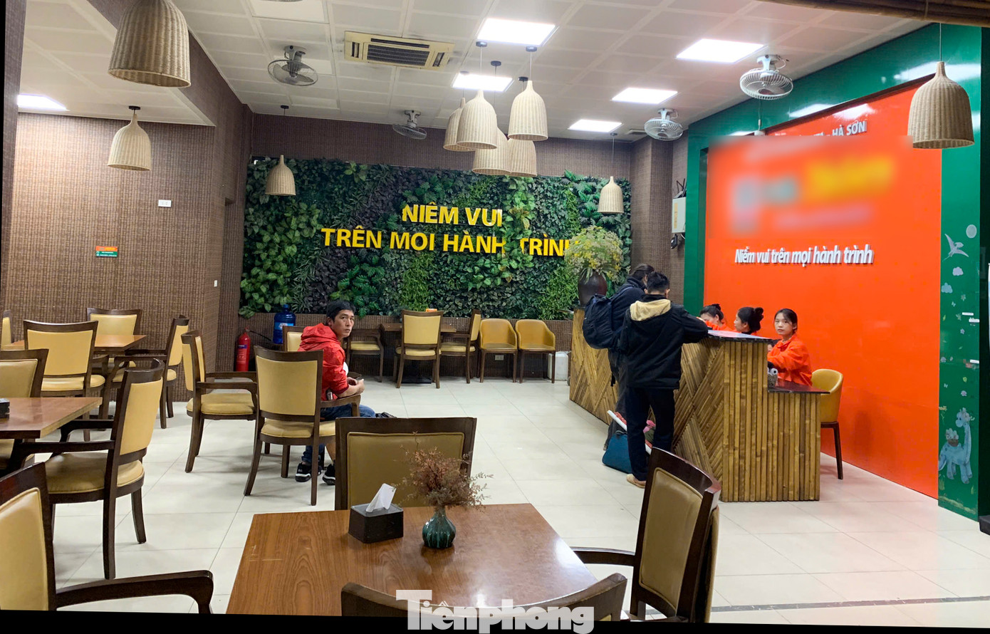 Tại bến xe Mỹ Đình, theo ghi nhận, các khu vực quầy bán vé và khu vực nhà xe vẫn chưa đông.