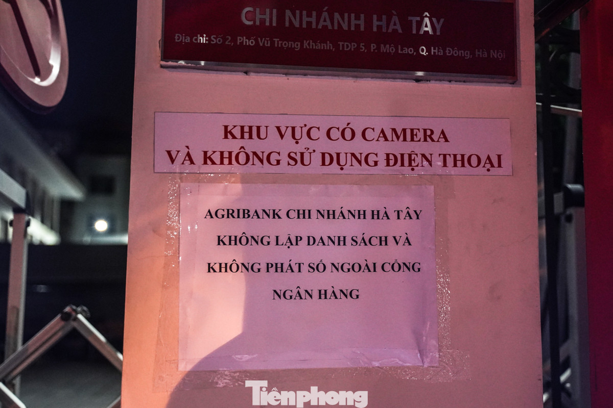 Agribank chi nhánh Hà Tây dán thông báo trước cổng cho biết ngân hàng không lập danh sách và không phát số ngoài cổng.