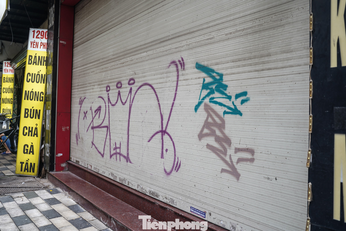 Hàng loạt các cửa cuốn tại đường Yên Phụ nhằng nhịt nét vẽ. Những hình vẽ không nội dung xuất hiện dày đặc làm mất đi vẻ đẹp văn minh của khu phố.