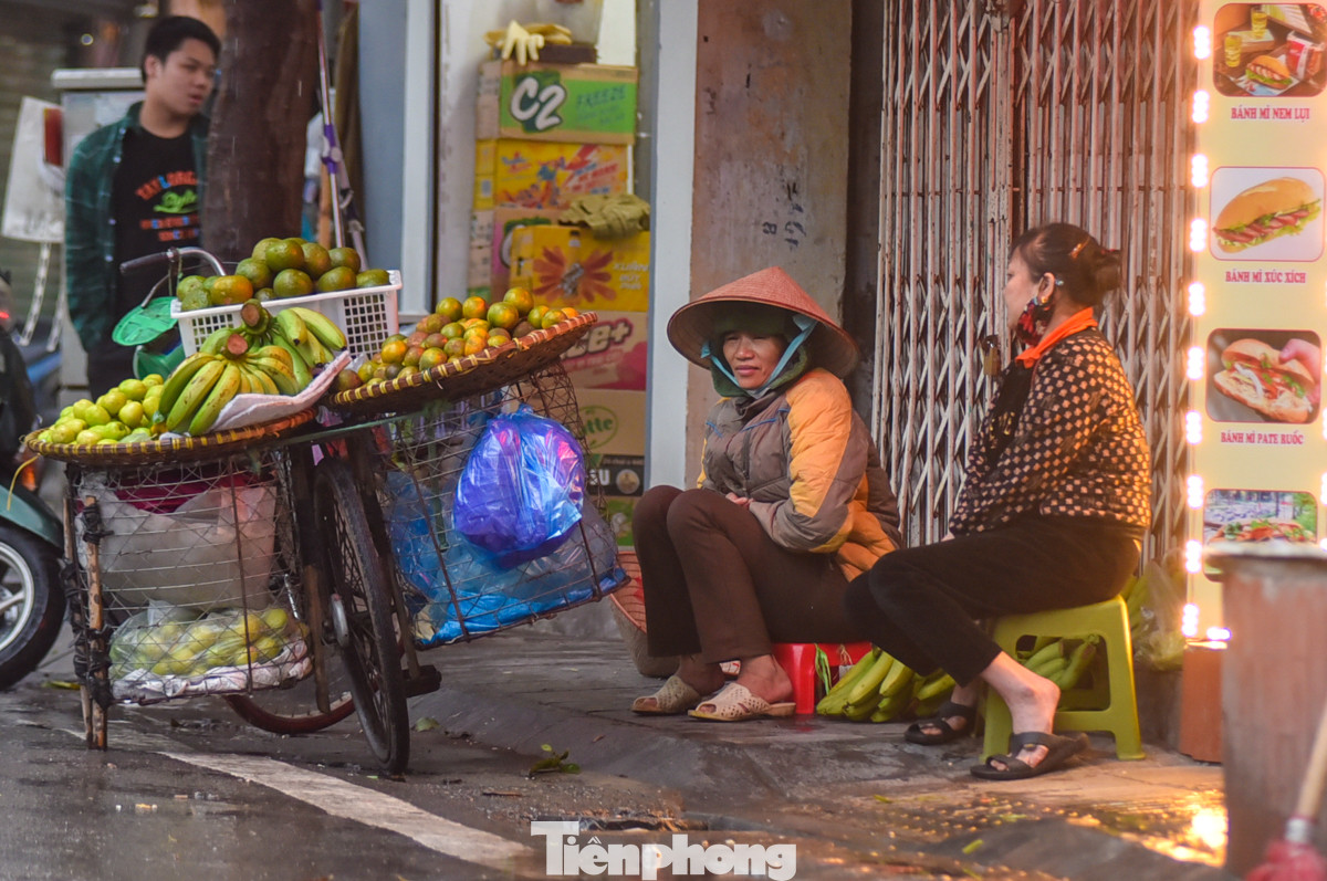 Những người lao động ngoài trời có lẽ hiểu rõ nhất về sự khắc nghiệt của thời tiết Hà Nội những ngày này.