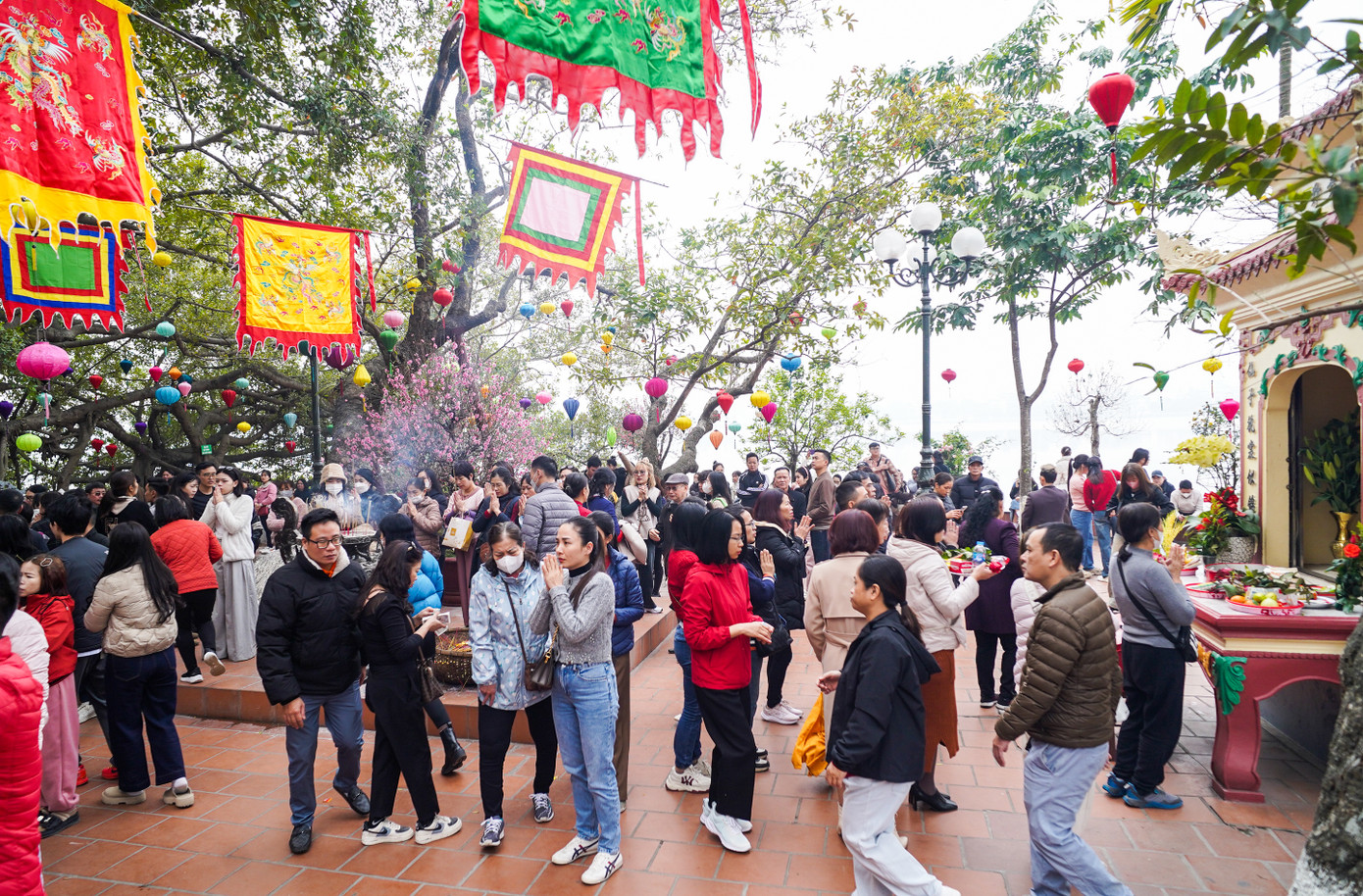 Rằm tháng Giêng, Tết Nguyên tiêu hay Tết Thượng nguyên là một trong 4 ngày rằm lớn trong năm của nước ta. Vào ngày này người dân thường cúng bái tổ tiên, trời đất và lên chùa, đi lễ để cầu bình an trong cuộc sống.