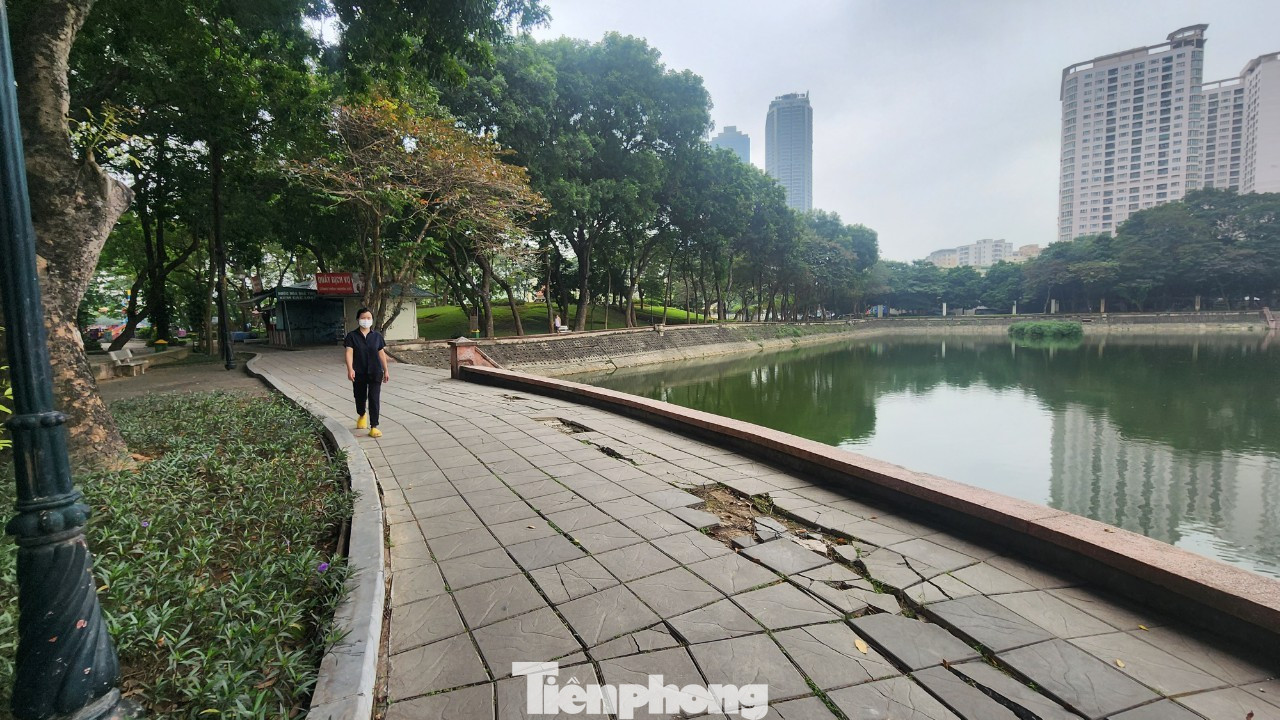 Nhiều hạng mục của công viên Nghĩa Đô đã xuống cấp theo thời gian.