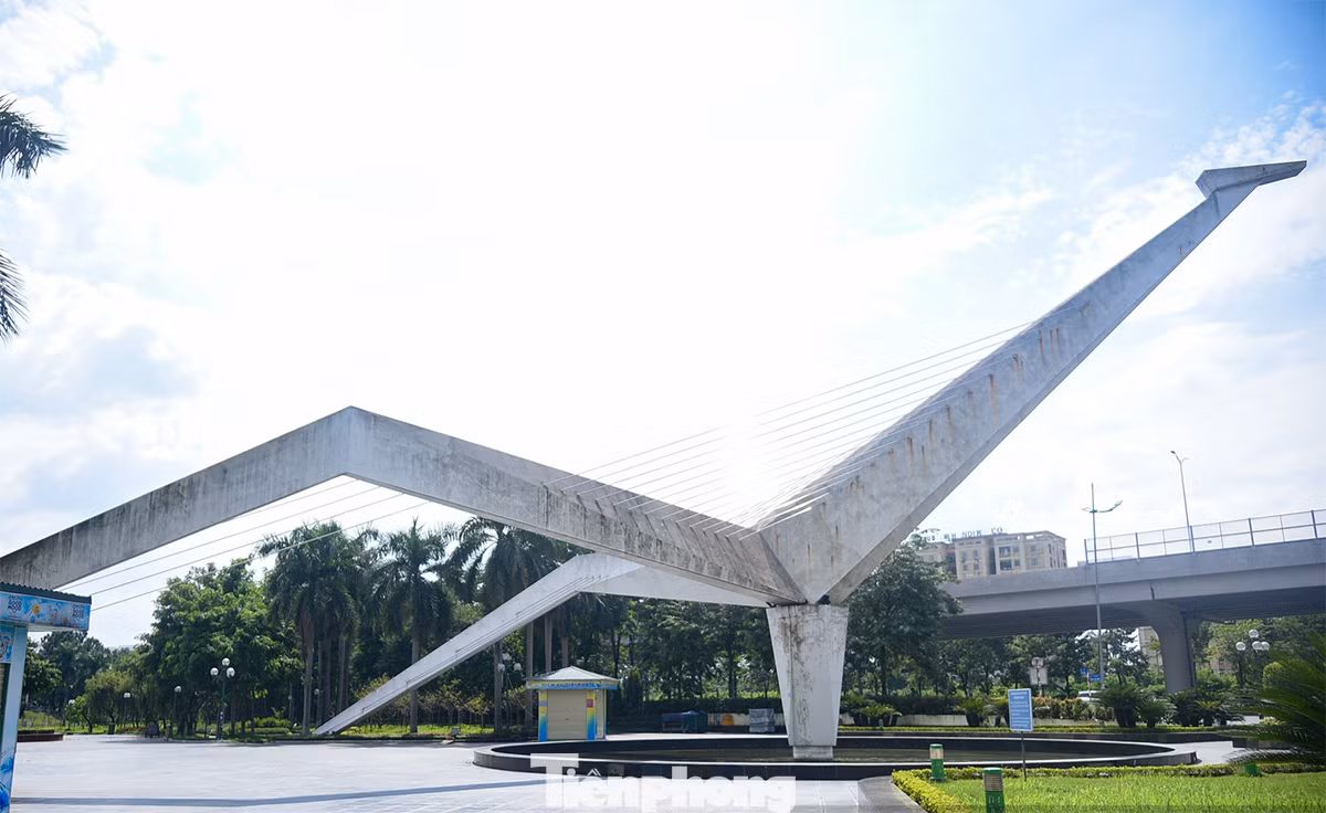 Đây cũng được cho là công viên hiện đại bậc nhất thủ đô khi mới hoàn thành. Tuy nhiên hiện nay, công viên Hòa Bình thường xuyên rơi vào tình trạng vắng bóng người qua lại.