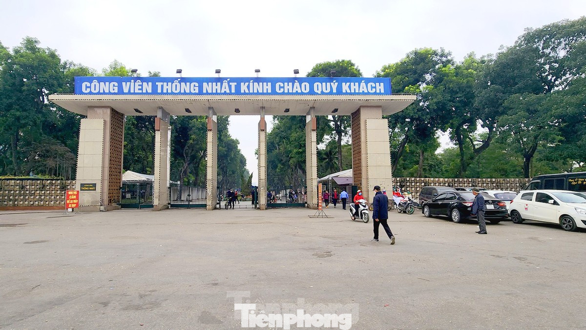 Công viên Thống Nhất (quận Đống Đa) được xây dựng lâu đời ở Hà Nội, rộng khoảng 50ha. Tọa lạc tại vị trí đắc địa, tiếp giáp 4 mặt phố và có hồ Bảy Mẫu nằm giữa trung tâm công viên.