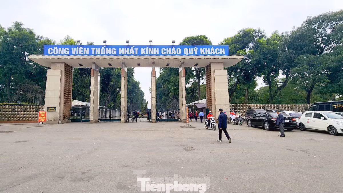 Công viên Thống Nhất (quận Đống Đa) được xây dựng lâu đời ở Hà Nội, rộng khoảng 50ha. Tọa lạc tại vị trí đắc địa, tiếp giáp 4 mặt phố và có hồ Bảy Mẫu nằm giữa trung tâm công viên.