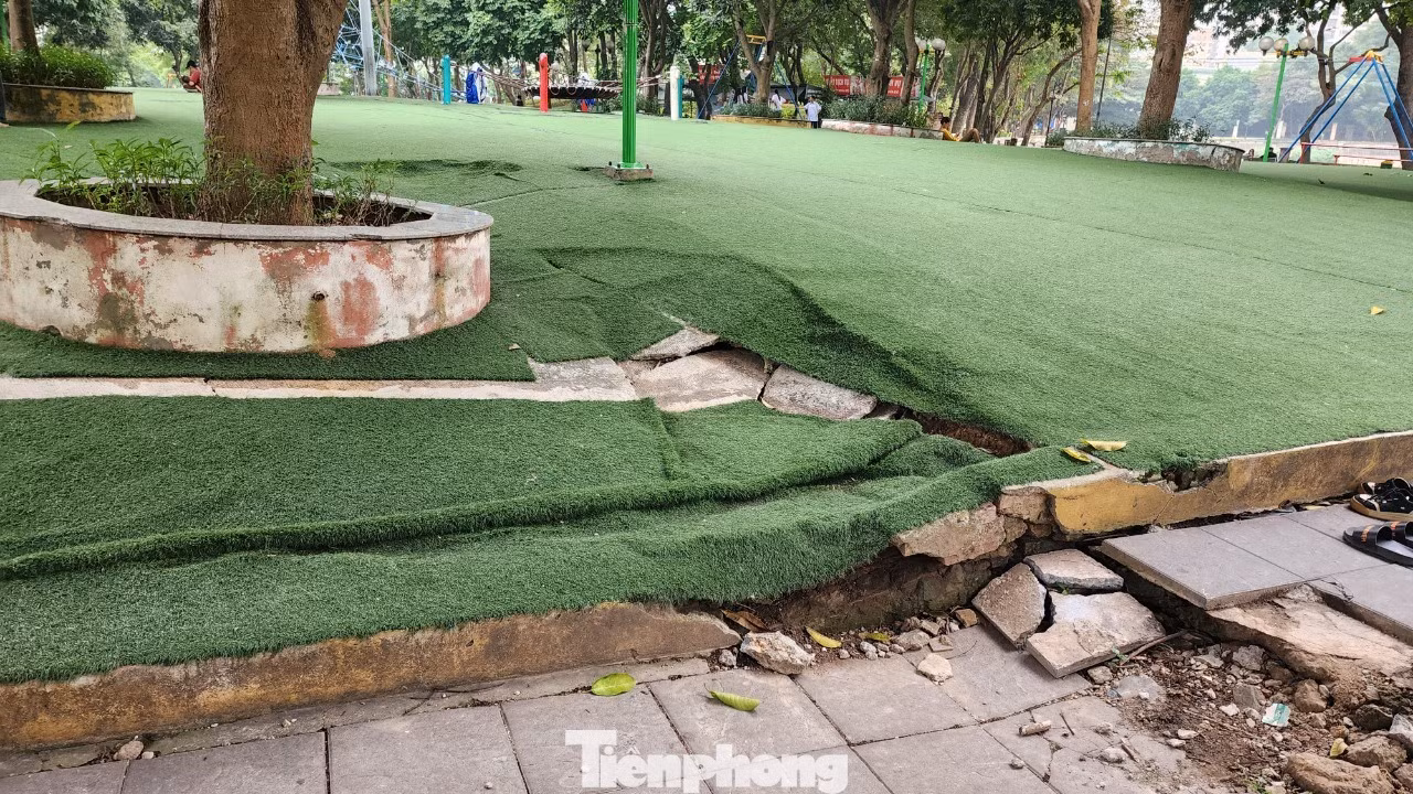 Nhiều hạng mục của công viên Nghĩa Đô đã xuống cấp theo thời gian.
