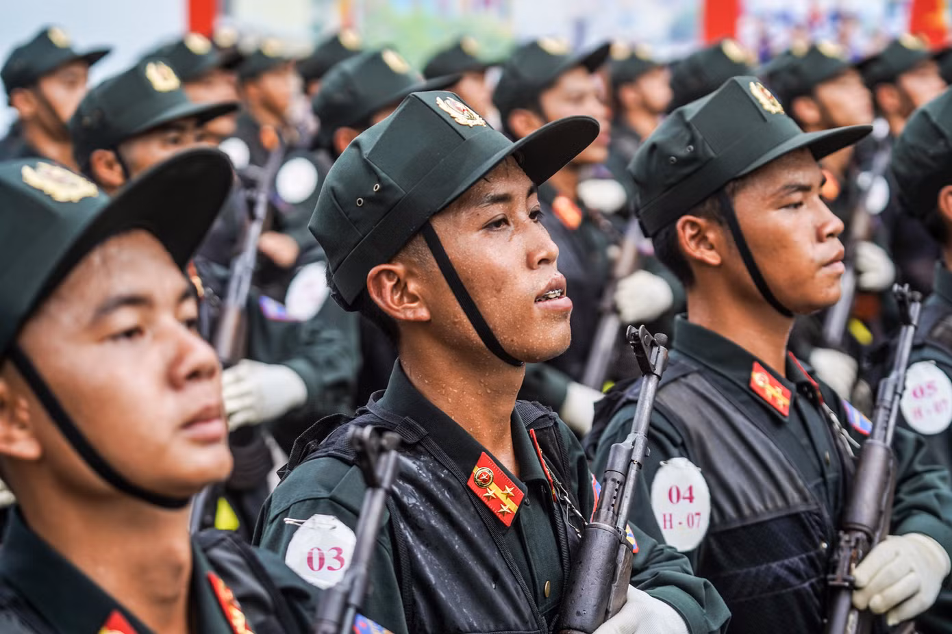 Dù thời tiết mưa nắng thất thường, các cán bộ, học viên trên thao trường Hoà Lạc vẫn vượt qua mọi khó khăn, quyết tâm luyện tập để hoàn thành xuất sắc nhiệm vụ được giao.