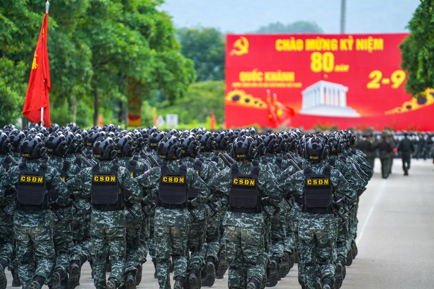 Khối nữ chiến sĩ cảnh sát đặc nhiệm mặc quân phục ngụy trang kỹ thuật số màu xanh rêu, đội mũ bảo hiểm đen gắn bộ đàm, đeo áo giáp mềm và trang bị súng tiểu liên MP5. Khối nữ chiến sĩ cảnh sát đặc nhiệm mặc quân phục ngụy trang kỹ thuật số màu xanh rêu, đội mũ bảo hiểm đen gắn bộ đàm, đeo áo giáp mềm và trang bị súng tiểu liên MP5.