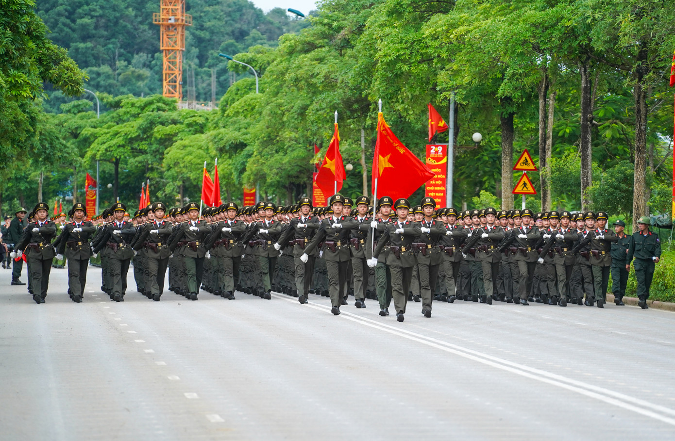 Những ngày qua, giữa thời tiết nắng gắt, có lúc lên tới 40 độ C, các chiến sĩ, học viên Công an nhân dân cùng cán bộ huấn luyện vẫn miệt mài tập luyện, sẵn sàng cho lễ diễu binh, diễu hành kỷ niệm 80 năm Cách mạng Tháng Tám (19/8/1945 – 19/8/2025) và Quốc khánh 2/9 (2/9/1945 – 2/9/2025). Những ngày qua, giữa thời tiết nắng gắt, có lúc lên tới 40 độ C, các chiến sĩ, học viên Công an nhân dân cùng cán bộ huấn luyện vẫn miệt mài tập luyện, sẵn sàng cho lễ diễu binh, diễu hành kỷ niệm 80 năm Cách mạng Tháng Tám (19/8/1945 – 19/8/2025) và Quốc khánh 2/9 (2/9/1945 – 2/9/2025).