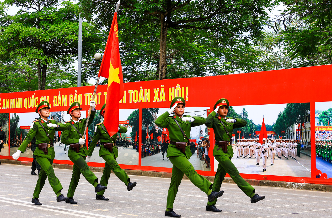 "Sở Chỉ huy đánh giá chất lượng công tác huấn luyện, tinh thần trách nhiệm, ý chí quyết tâm cũng như sự phối hợp của từng CBCS trong khối. Các đồng chí đã trải qua thời gian luyện tập quyết liệt, đổ rất nhiều mồ hôi, buổi đánh giá hôm nay sẽ là cơ hội để các đồng chí rút kinh nghiệm, thời gian tới tổ chức thực hiện tốt hơn, đoàn kết, nỗ lực hoàn thành xuất sắc nhiệm vụ", Đại tá Phạm Hữu Thinh, Phó Tư lệnh CSCĐ, Phó trưởng Tiểu ban diễu binh, diễu hành Bộ Công an, Chỉ huy trưởng Sở chỉ huy diễu binh, diễu hành nhấn mạnh. "Sở Chỉ huy đánh giá chất lượng công tác huấn luyện, tinh thần trách nhiệm, ý chí quyết tâm cũng như sự phối hợp của từng CBCS trong khối. Các đồng chí đã trải qua thời gian luyện tập quyết liệt, đổ rất nhiều mồ hôi, buổi đánh giá hôm nay sẽ là cơ hội để các đồng chí rút kinh nghiệm, thời gian tới tổ chức thực hiện tốt hơn, đoàn kết, nỗ lực hoàn thành xuất sắc nhiệm vụ", Đại tá Phạm Hữu Thinh, Phó Tư lệnh CSCĐ, Phó trưởng Tiểu ban diễu binh, diễu hành Bộ Công an, Chỉ huy trưởng Sở chỉ huy diễu binh, diễu hành nhấn mạnh.