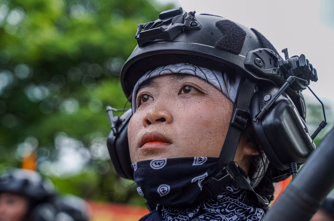 Dù thời tiết mưa nắng thất thường, các cán bộ, học viên trên thao trường Hoà Lạc vẫn vượt qua mọi khó khăn, quyết tâm luyện tập để hoàn thành xuất sắc nhiệm vụ được giao.