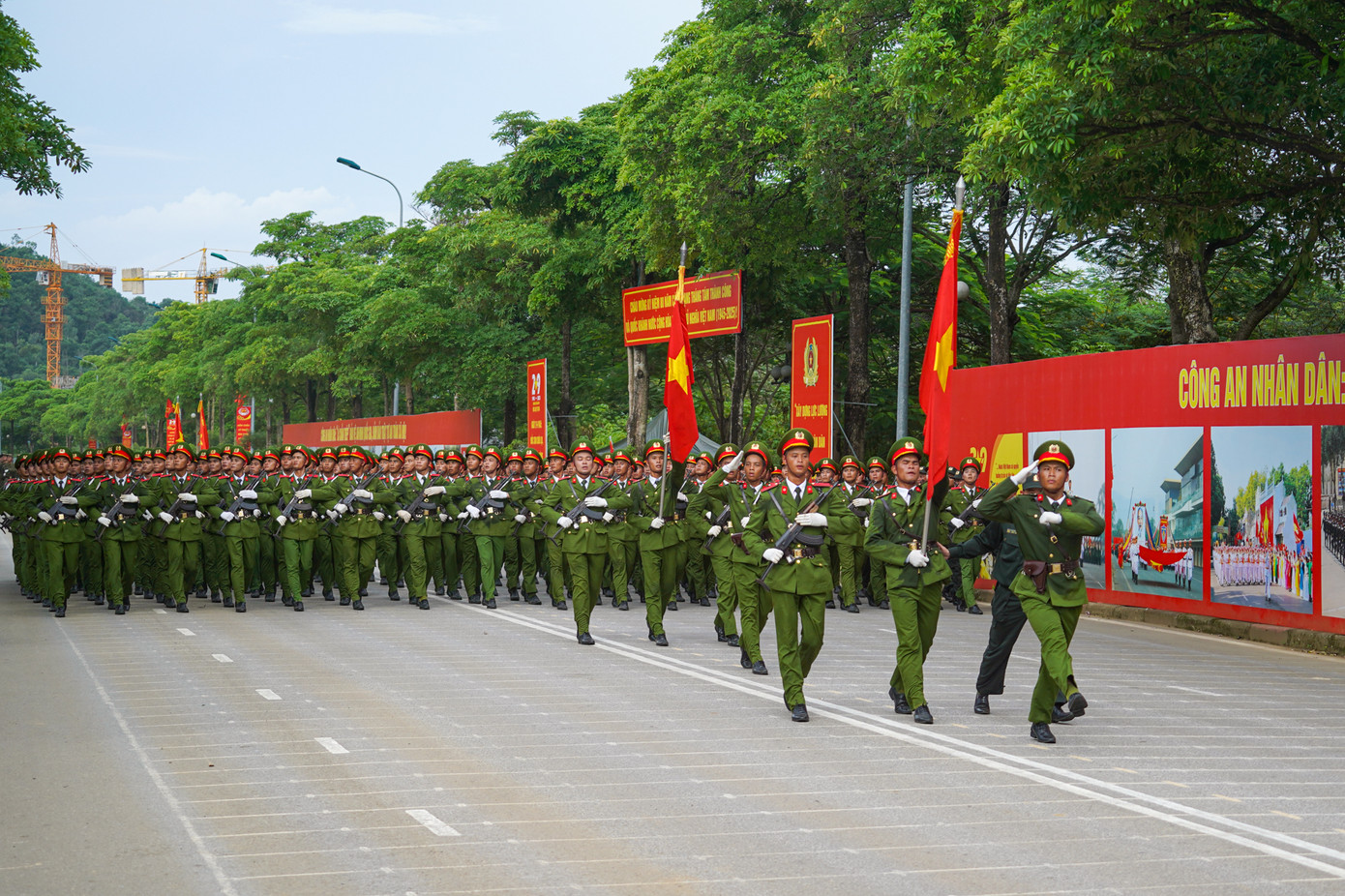 Quá trình huấn luyện được triển khai theo nhiều giai đoạn, bảo đảm các khối tham gia nắm chắc kỹ thuật, giữ đội hình đồng đều, đẹp mắt trong lễ diễu binh. Quá trình huấn luyện được triển khai theo nhiều giai đoạn, bảo đảm các khối tham gia nắm chắc kỹ thuật, giữ đội hình đồng đều, đẹp mắt trong lễ diễu binh.