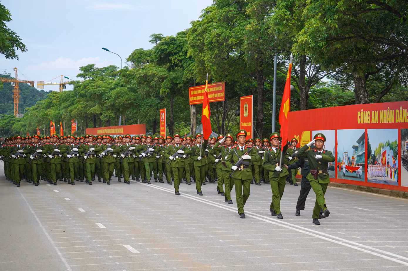 Quá trình huấn luyện được triển khai theo nhiều giai đoạn, bảo đảm các khối tham gia nắm chắc kỹ thuật, giữ đội hình đồng đều, đẹp mắt trong lễ diễu binh.