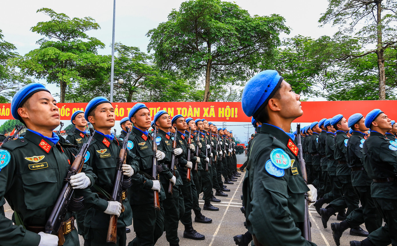Khối nam sĩ quan cảnh sát gìn giữ hòa bình Liên Hiệp Quốc. Khối nam sĩ quan cảnh sát gìn giữ hòa bình Liên Hiệp Quốc.