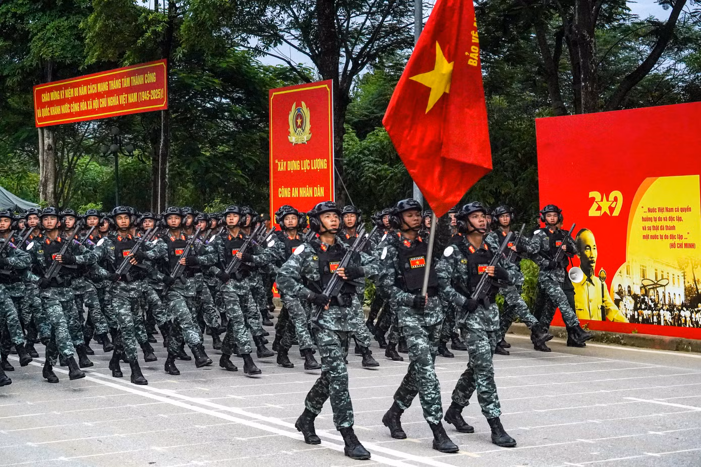 Khối nam chiến sĩ Cảnh sát đặc nhiệm.