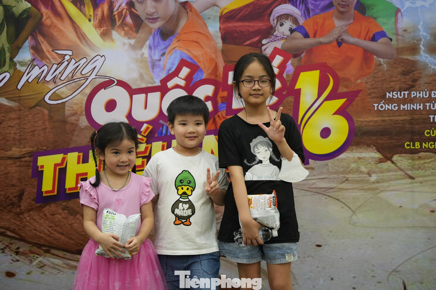 Các em nhỏ cũng tạo dáng "check-in" trước khi vào xem diễn kịch.