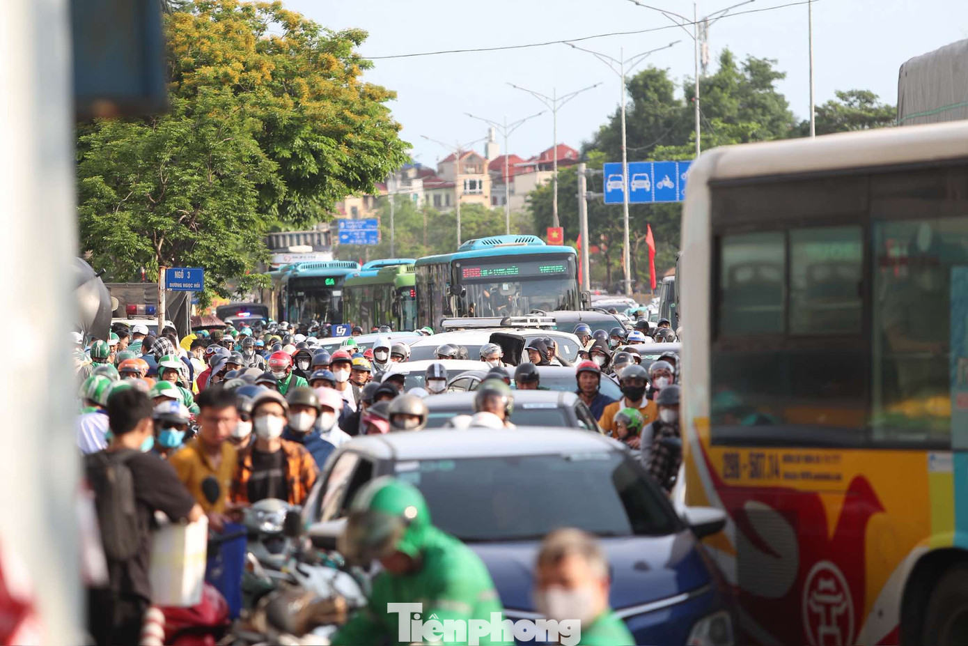 Sau cơn mưa, càng về chiều tối, lưu lượng phương tiện đổ về Thủ đô mỗi lúc một tăng.