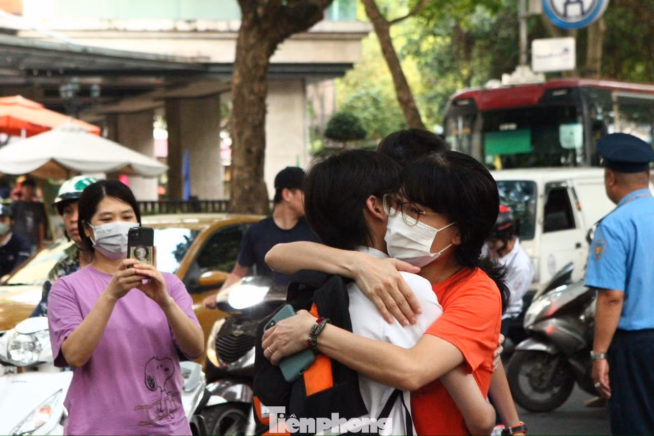 Những cái ôm được trao đi như lời động viên phụ huynh muốn gửi gắm đến con cái.