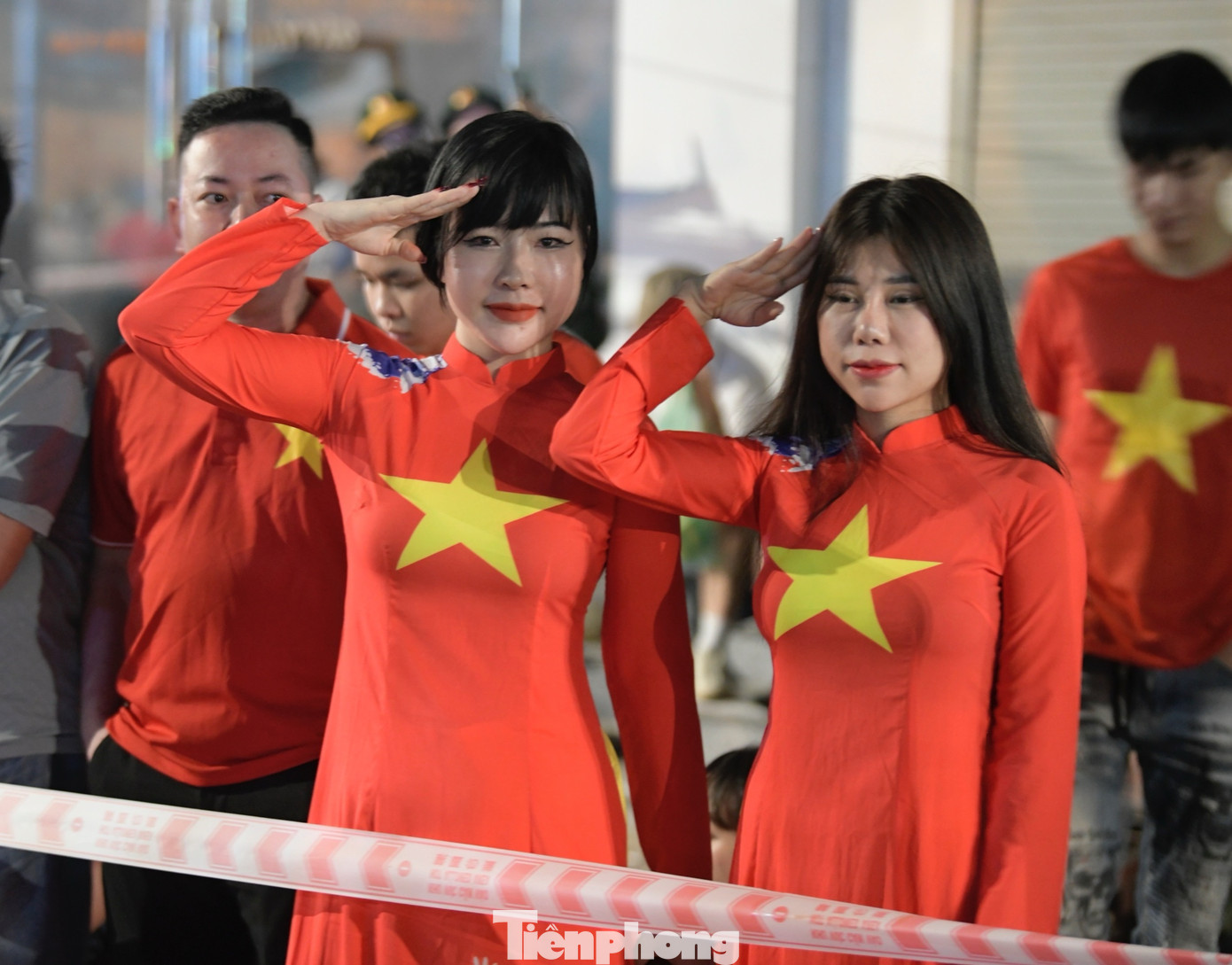 Một số bạn trẻ quyết định thức xuyên đêm để chờ đến buổi lễ kỷ niệm lịch sử về chiến thắng Điện Biên Phủ.