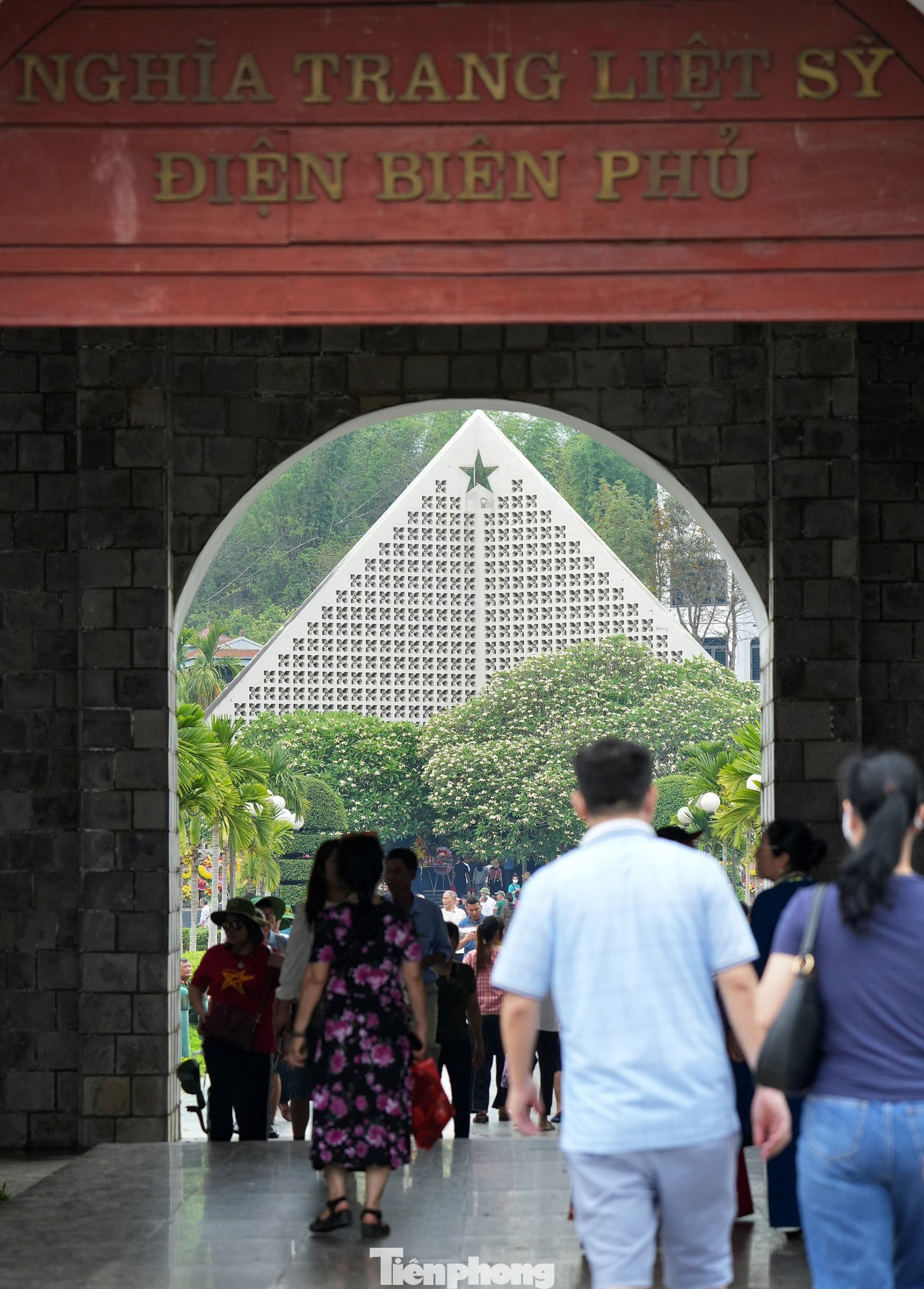 Tại nghĩa trang liệt sĩ Điện Biên Phủ, rất đông người dân và du khách thập phương tới dâng hương, tưởng nhớ các anh hùng, liệt sĩ. Tại nghĩa trang liệt sĩ Điện Biên Phủ, rất đông người dân và du khách thập phương tới dâng hương, tưởng nhớ các anh hùng, liệt sĩ.