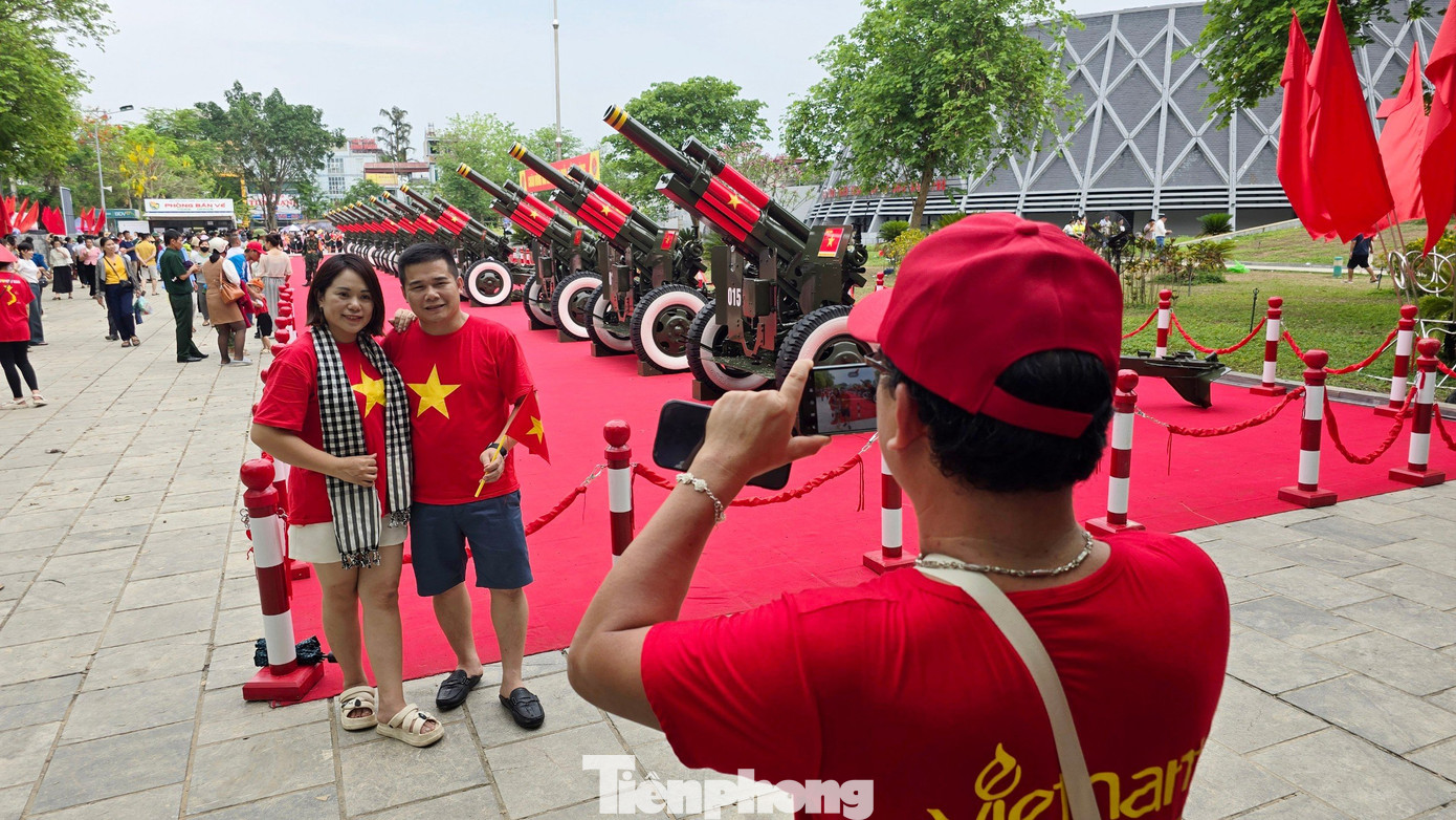 Cặp vợ chồng thích thú chụp ảnh ghi lại khoảnh khắc bên những khẩu pháo lễ đã thực hiện loạt pháo rền vang bầu trời trong Lễ kỷ niệm 70 năm Chiến thắng Điện Biên Phủ. Cặp vợ chồng thích thú chụp ảnh ghi lại khoảnh khắc bên những khẩu pháo lễ đã thực hiện loạt pháo rền vang bầu trời trong Lễ kỷ niệm 70 năm Chiến thắng Điện Biên Phủ.