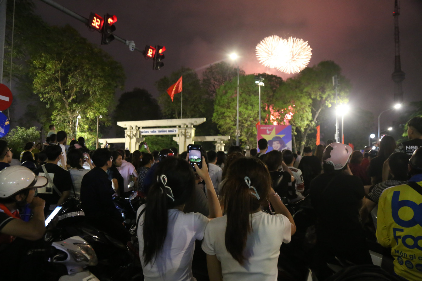 Không vào được bên trong, nhiều người đứng từ phía ngoài.