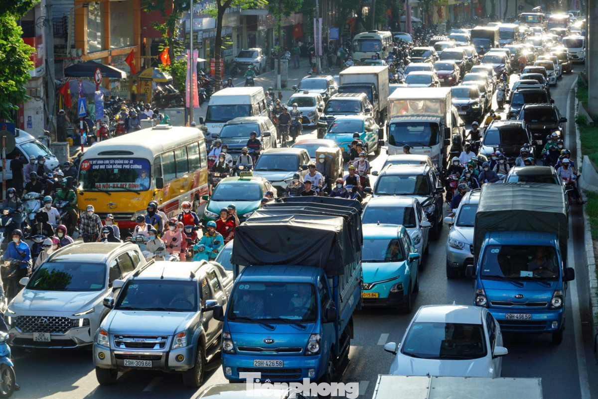 Dòng phương tiện nối đuôi nhau trên đường.