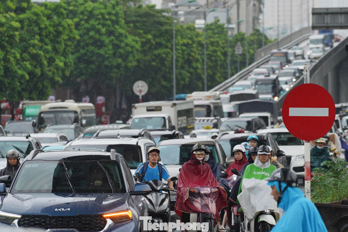 Đường Trường Chinh hướng ra 2 bến xe lớn là Giáp Bát và Nước Ngầm tắc cứng. Đường Trường Chinh hướng ra 2 bến xe lớn là Giáp Bát và Nước Ngầm tắc cứng.
